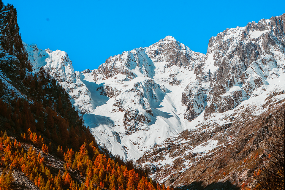 Vue sur la vallée des Bans avec les sommets enneigés