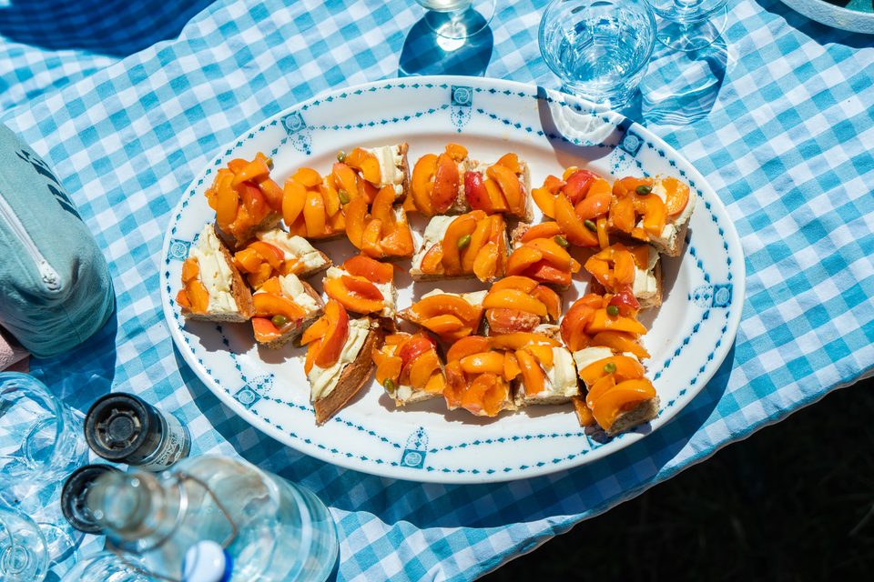 Tarte à l'abricot sur une nappe à carreaux bleus