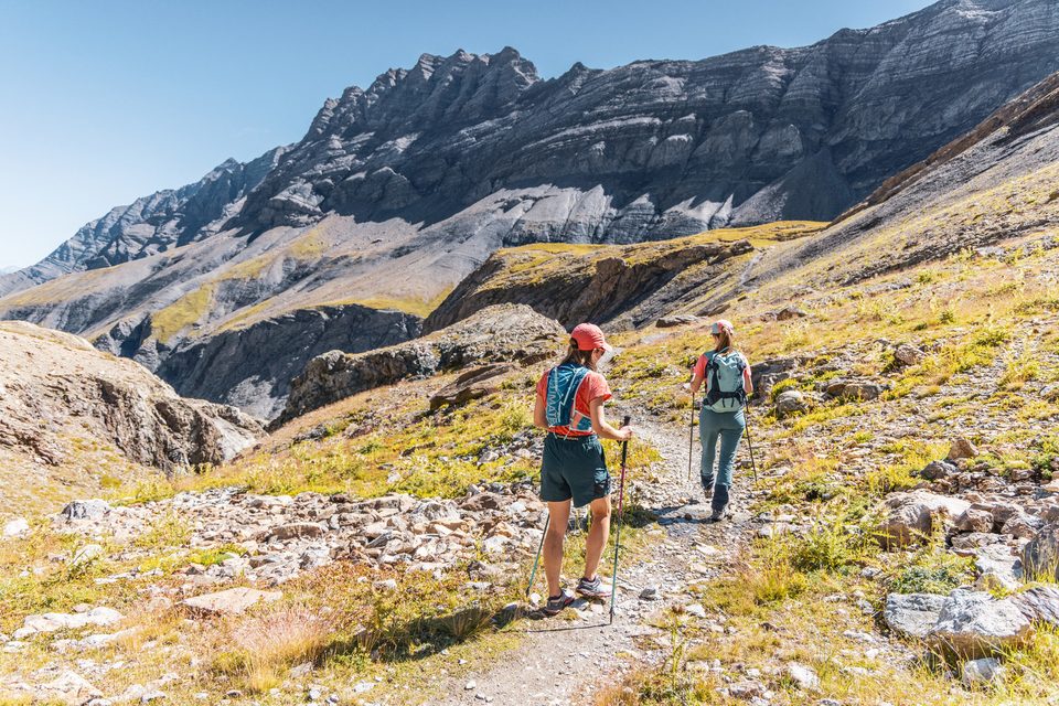 Deux randonneuses traversent le GR54