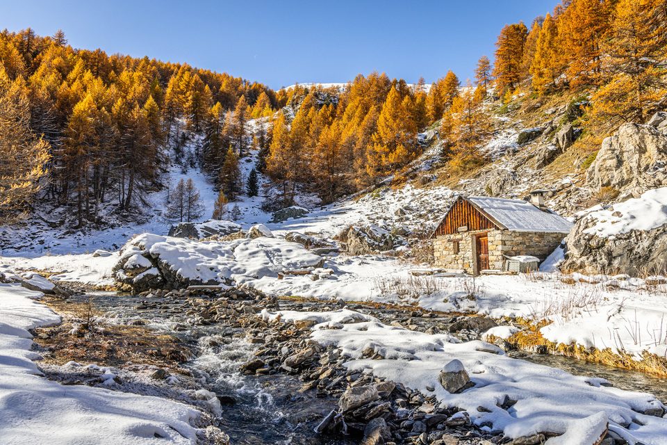 Une cabane de berger se situe a coté du torrent