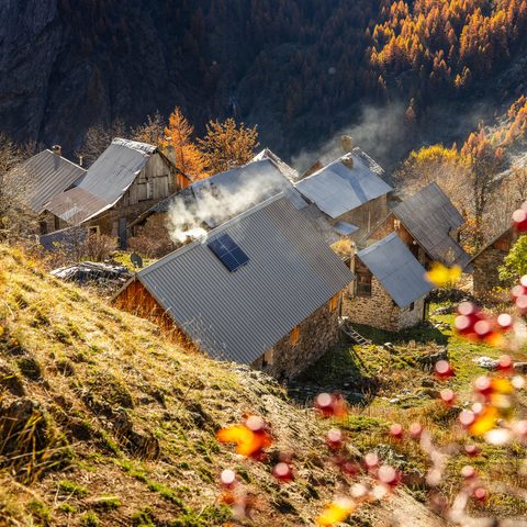 Plan serré sur les maisons vues du dessus avec de la fumée qui sort des cheminées