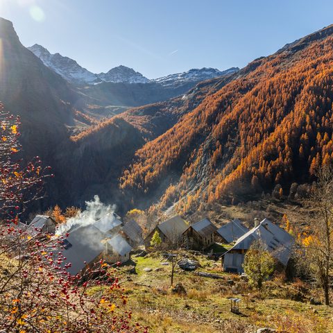 Vue de Dormillouse avec le panorama sur les montagne alentour